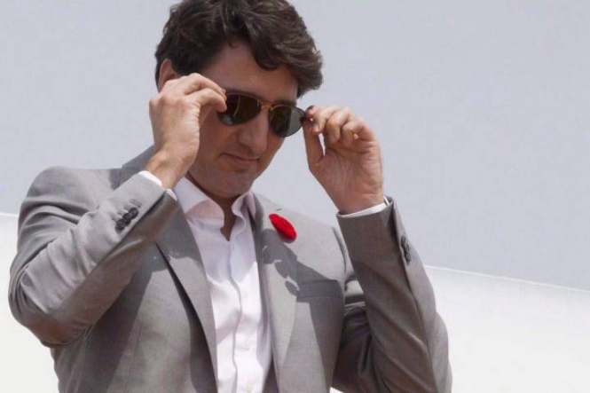 Надзорный орган по этике в канадском парламенте оштрафовал премьер-министра страны Джастина Трюдо на $100 долларов за то, что он не задекларировал две пары солнцезащитных очков. 