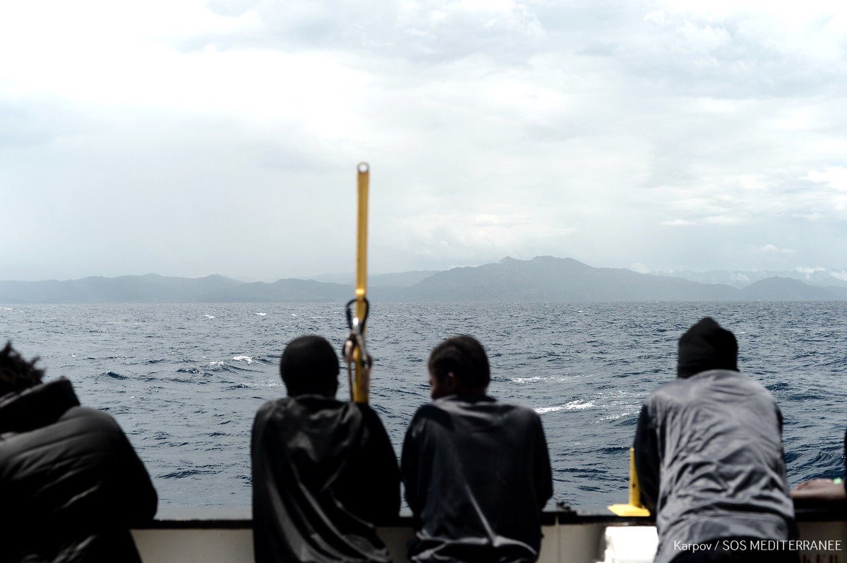 После девятидневного пребывания в море, все мигранты из судна Aquarius достигли берега испанской Валенсии. 