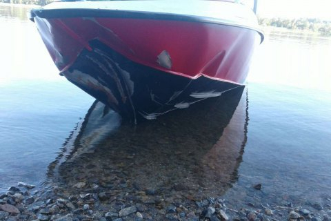 Вчера, 2 июня, на реке Днепр в Бериславском районе Херсонской области произошло столкновение двух моторных лодок "Крым". В результате аварии один человек погиб, еще один - 8-летний ребенок - в реанимации. 