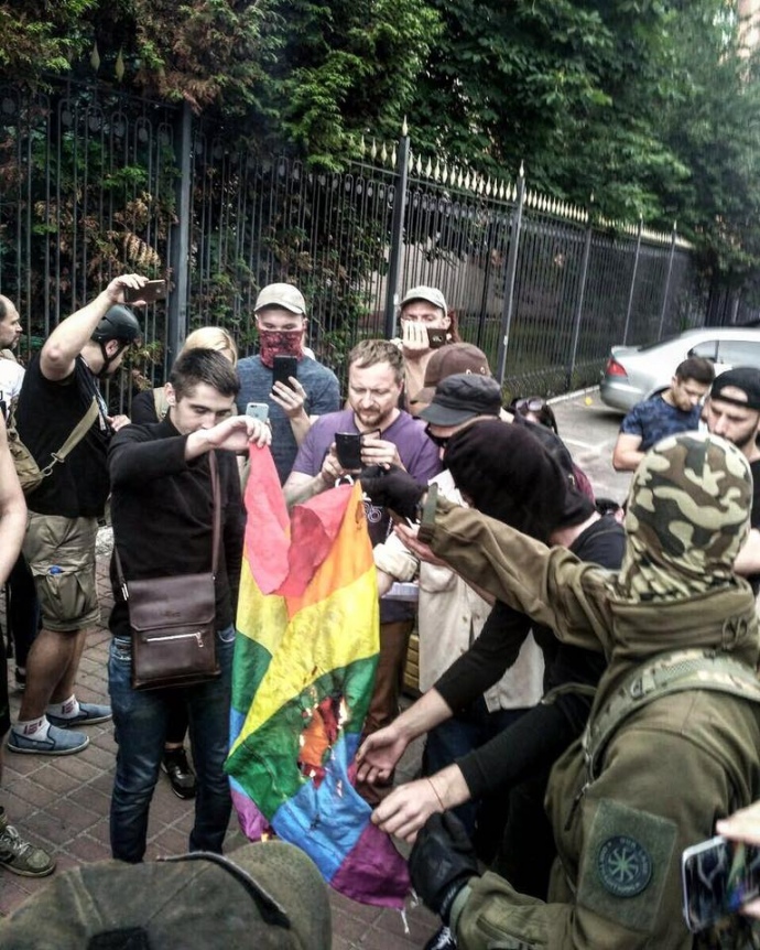Представители националистической организации "Карпатская сечь" в воскресенье сожгли под Шевченковским райотделом полиции флаг ЛГБТ. 