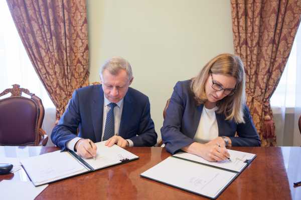 Председатель Национального банка Украины Яков Смолий и президент компании Crane Currency Аннемари Уотсон 22 июня 2018 подписали Договор о сотрудничестве в области изготовления денежных знаков. 