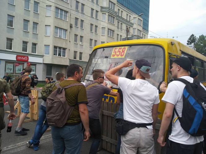 Участники праворадикальной организации С14 заблокировали несколько дорог на Лукьяновке в Киеве. 