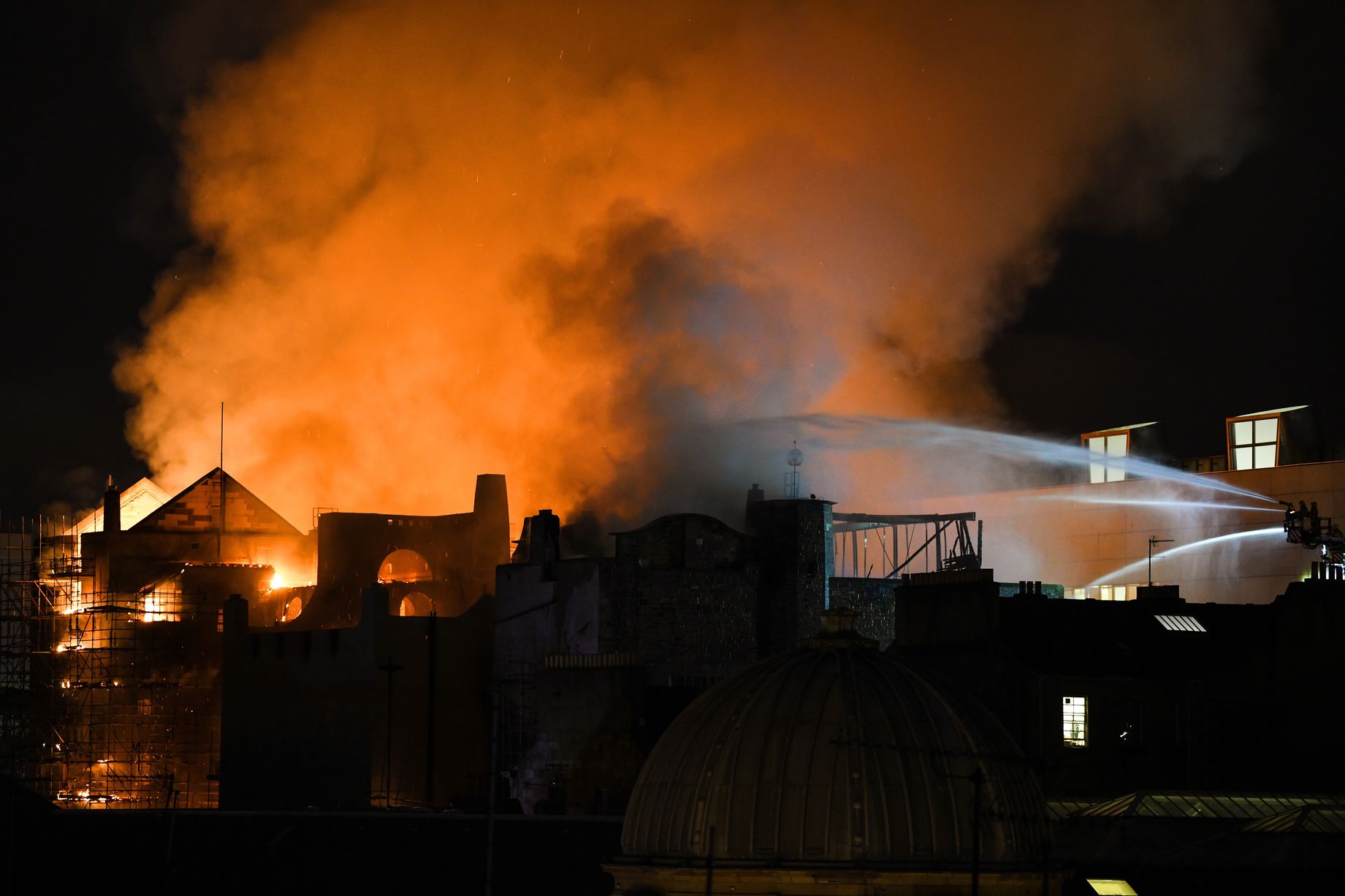 15 июня в Глазго загорелась местная Школа искусств, расположенная в историческом здании, которое реконструировали после пожара 2014 года. 