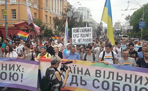 Несколько тысяч участников Марша равенства прошли по центру Киева в субботу. 