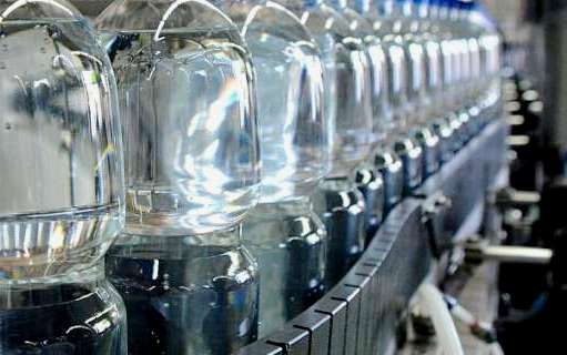 За несколько дней компании, которые используют при производстве напитков жидкий хлор и соляную кислоту для очистки питьевой воды, будут вынуждены приостановить производство. 