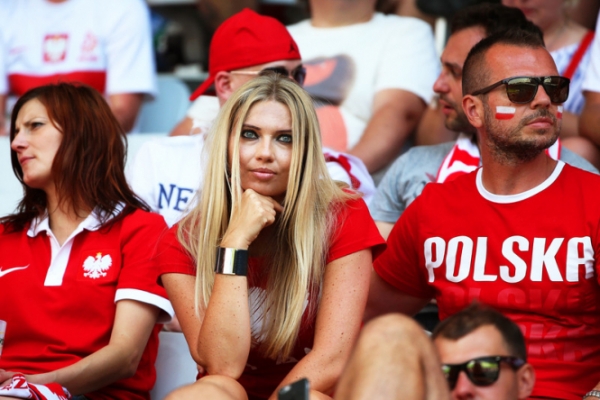 Международная организация футбола попросила телекомпании во время матчей чемпионата мира показывает меньше болельщиц. 