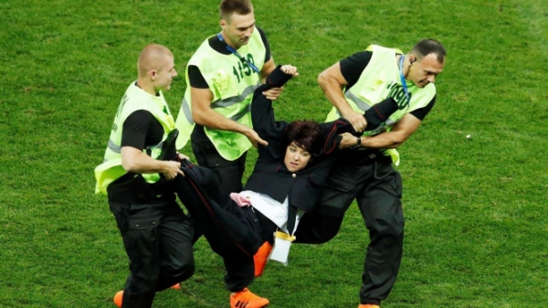 Четверо участников группы Pussy Riot выбежали на поле во время финального матча Чемпионата мира по футболу. 