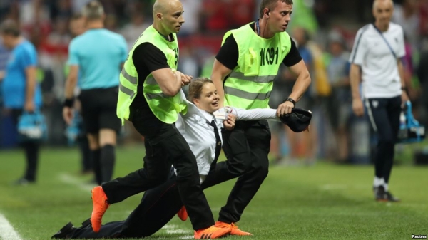 Четверо участников группы Pussy Riot выбежали на поле во время финального матча Чемпионата мира по футболу. 