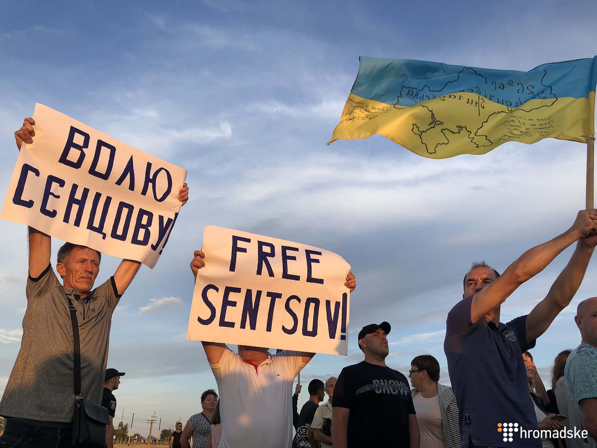 Украинская группа "Бумбокс" выступил на границе с аннексирована Крымом на пункте пропуска "Каланчак" в Херсонской области. Так группа провела акцию протеста с требованием освободить всех украинских политических заключенных. 