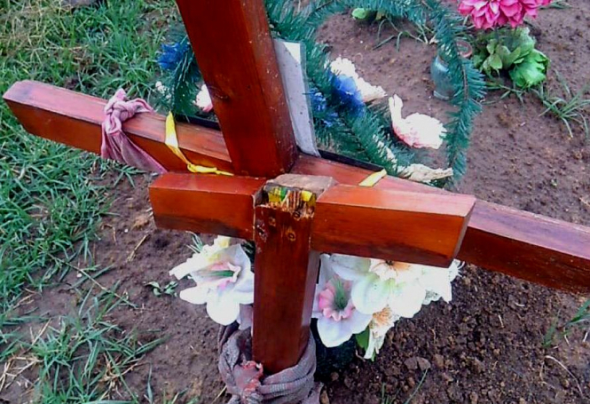 Пьяный 13-летний подросток сломал 54 могильные кресты на сельском кладбище в поселке Суворово Измаильского района Одесской области. 