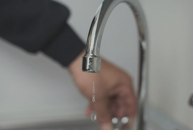 ПАО "Киевводоканал" утверждает, что запасов жидкого хлора для обеззараживания воды в столице осталось всего на месяц. 