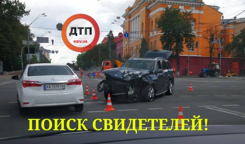 В Киеве на перекрестке бульвара Шевченко и улицы Владимирской произошла масштабная дорожно-транспортное происшествие. 