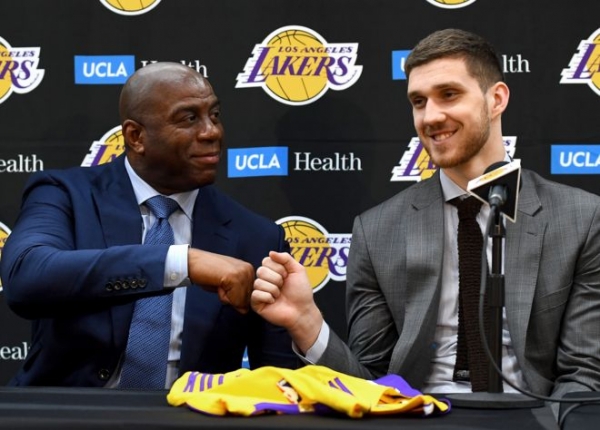 Американский баскетбольный клуб "Лос-Анджелес Лейкерс" подписал соглашение с 21-летним украинским защитником Святославом Михайлюком. 