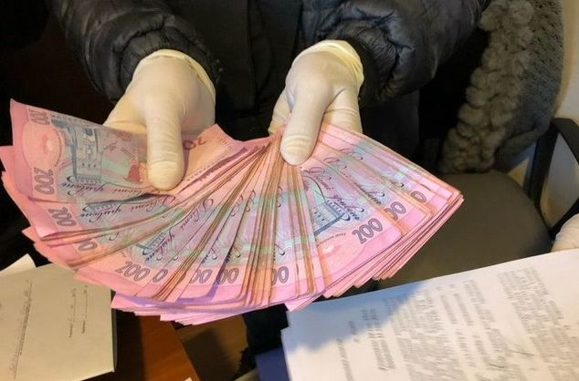 Двум должностным лицам международного аэропорта "Борисполь" сообщили о подозрении за получение взятки в размере 141 тыс. грн. 