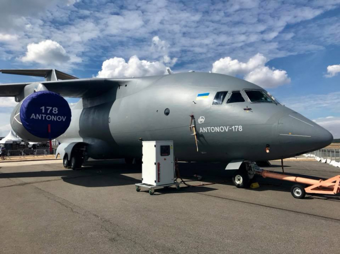 В Киеве по случаю Дня независимости Украины на военном параде представят новый транспортный самолет Ан-178 грузоподъемностью 18 тонн разработки ГП "Антонов" как новинку украинского оборонно-промышленного комплекса. 