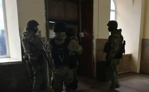 Подразделения полиции оцепили больницу в Одессе, где находится подозреваемый в покушении на активиста Олега Михайлика Торнике Герасина. 