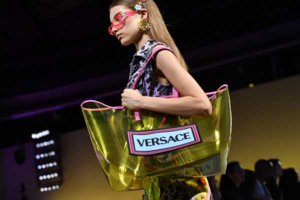 
Американская компания Michael Kors Holdings приобрела итальянский модный дом Versace, основанный Джанни Версаче 40 лет назад, за 1,8 миллиарда евро, что составляет около 2,2 миллиарда долларов. 
