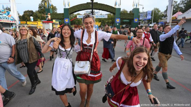В столице Баварии Мюнхене открылось ежегодный праздник Октоберфест. 