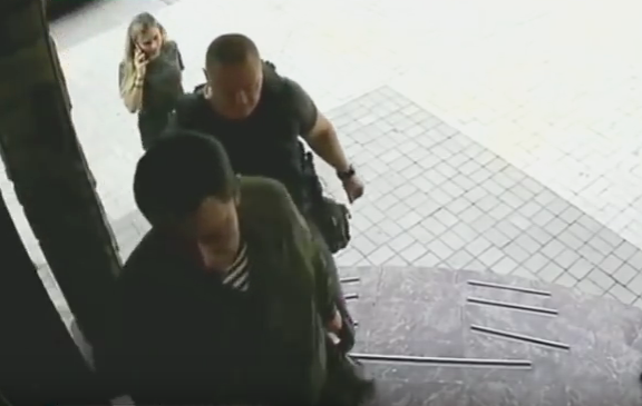 Телеканал "Россия 1" показал видео взрыва в донецком кафе "Сепар", в результате которого погиб главарь "ДНР" Александр Захарченко. 