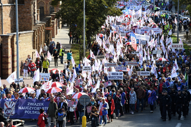 Около 20 000 работников бюджетной сферы вышли на акцию протеста в Варшаве с требованием более высоких зарплат. 