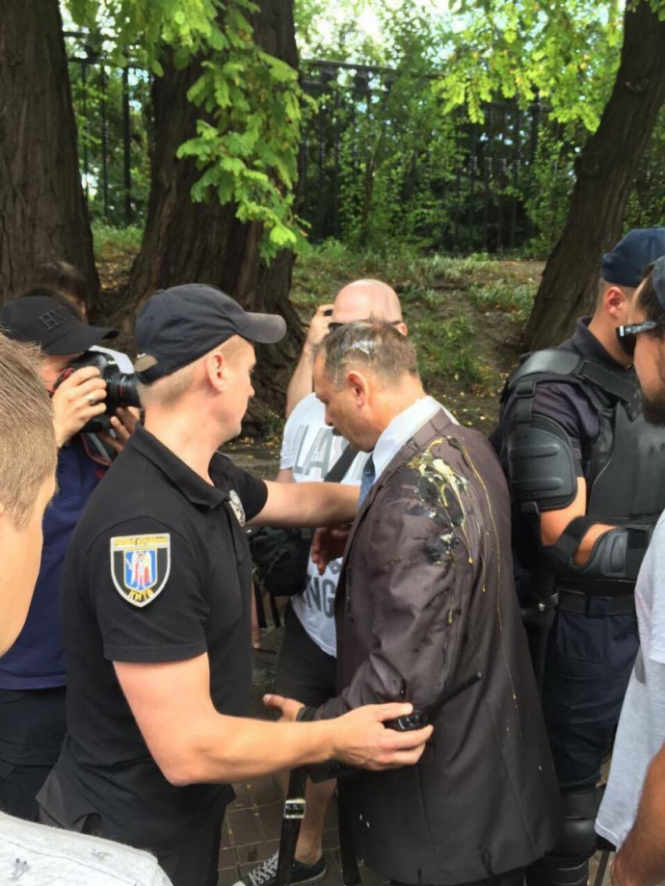Генпрокуратура получила доступ ко всем трафиков и локации во время звонков трех обвиняемых по делу об "избиении яйцами" нардепа Олега Барни во время митинга возле Верховной Рады, который состоялся в июле 2017 года. 