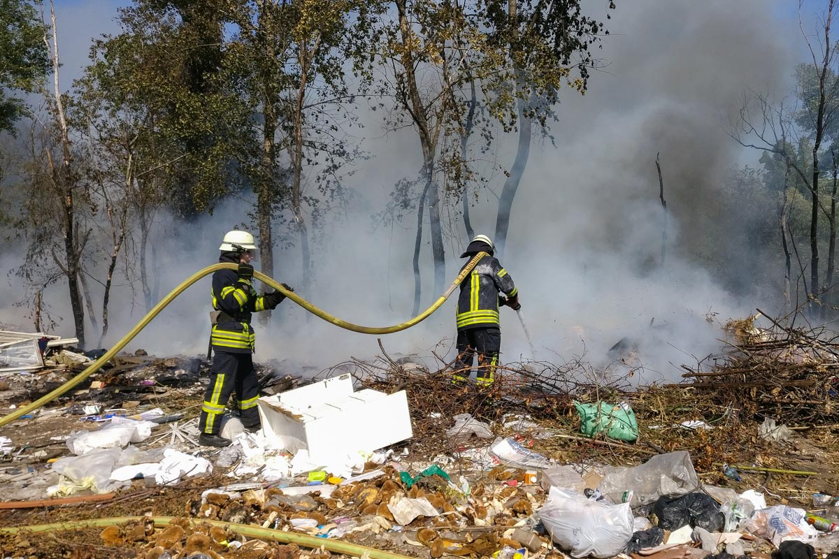 В Киеве на территории Русановских садов начался пожар. 