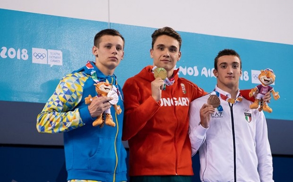 Украинский пловец Денис Кесиль получил серебряную награду на III летних Юношеских Олимпийских играх в Буэнос-Айресе. 