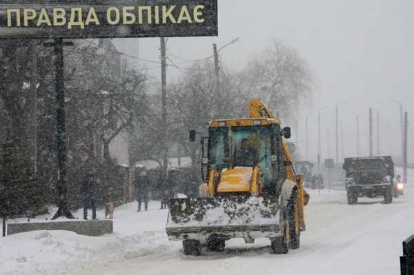
В Киеве и Николаеве недостаточно запасов соли и сыпучих смесей для борьбы с гололедом в зимний период. 