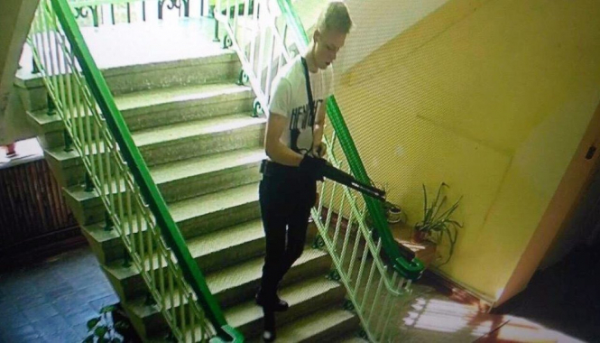 Российский телеканал "Вести.Крым" обнародовал видеозапись с камер наблюдения в колледже в Керчи, сделанный в момент нападения 17 октября. 