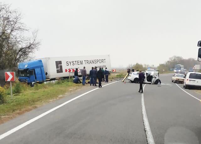 Во Львовской области возле села Мощана произошло ДТП с участием автомобиля патрульной полиции и грузовики. Один полицейский погиб, еще один - госпитализирован в тяжелом состоянии. 