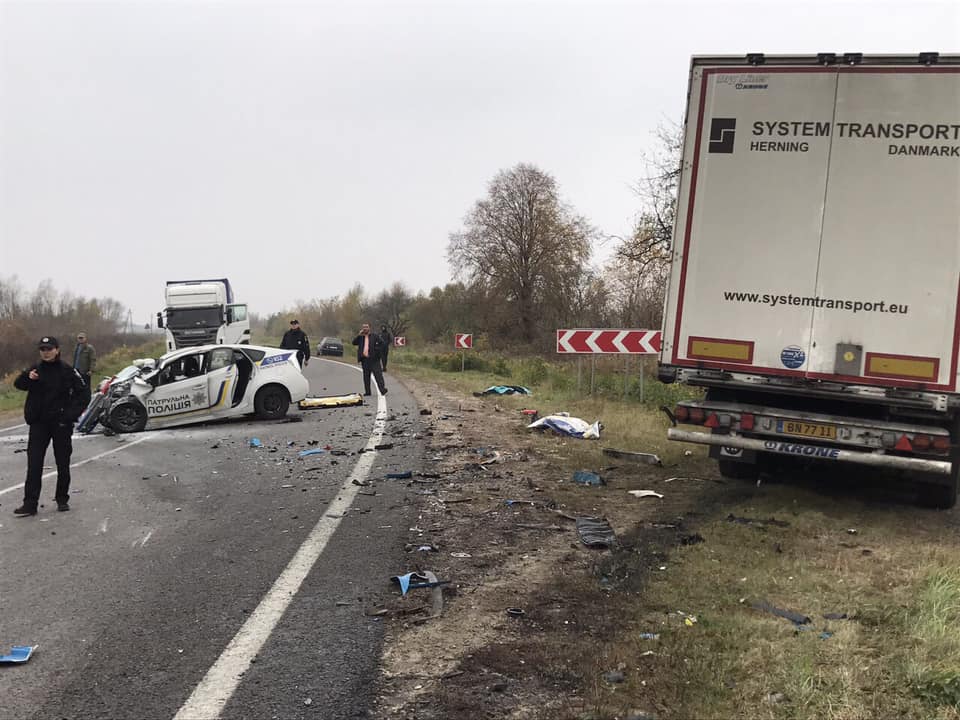Во Львовской области возле села Мощана произошло ДТП с участием автомобиля патрульной полиции и грузовики. Один полицейский погиб, еще один - госпитализирован в тяжелом состоянии. 