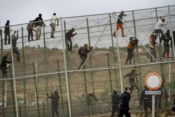Около 300 мигрантов пытались перебраться через семиметровую пограничную ограждение, разделяющее Марокко и испанский анклав Мелилья в Северной Африке. Один человек погиб в результате сердечного приступа, еще трое мигрантов получили ранения. 