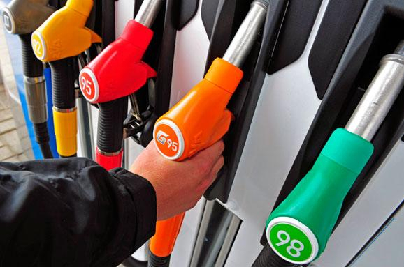 Ряд крупных сетей АЗС повысили цены на бензин и дизельное топливо в пределах 17-70 копеек за литр. 