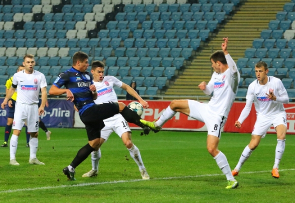 Футболисты одесского "Черноморца" дома уступил луганской "Зари" в поединке 14-го тура чемпионата Украины среди команд Премьер-лиги. 