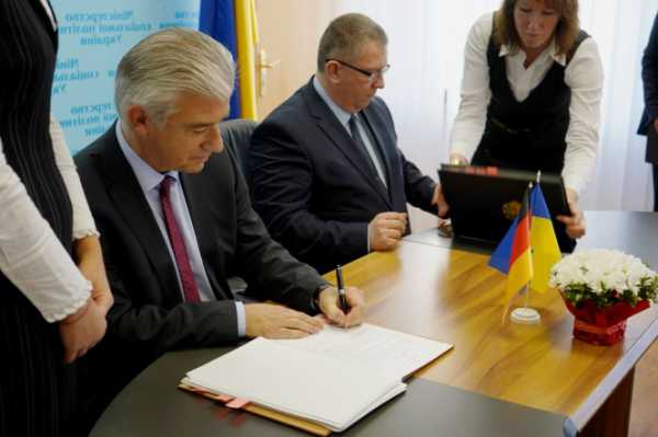 
Посол Германии Эрнст Райхель и министр социальной политики Украины Андрей Рева в среду, 7 ноября, в Киеве подписали немецко-украинское соглашение о социальном обеспечении. 