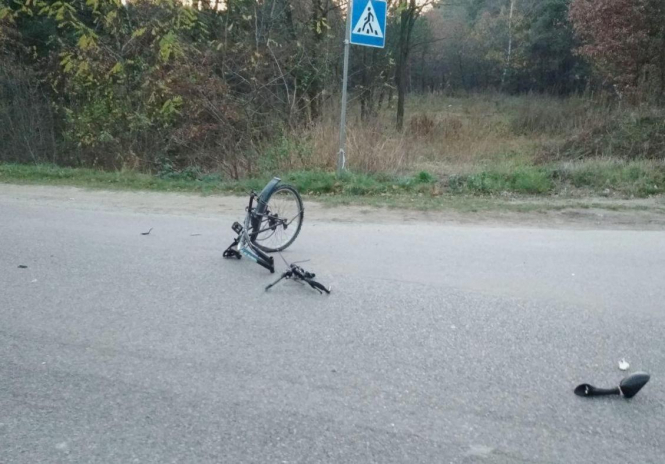 Во Львовской области столкнулись велосипед и мотоцикл. В результате ДТП оба водителя погибли. 