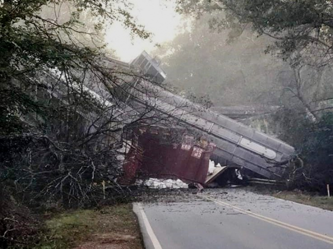 Американский город Байромвилл в штате Джорджия эвакуировали после того, как неподалеку на железнодорожном пути произошла авария товарного поезда. 