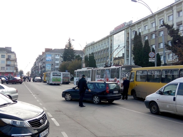 
Жители Тернополя в знак протеста против повышения тарифов на проезд в общественном транспорте блокировали движение в центре города, перекрыв три дороги. 