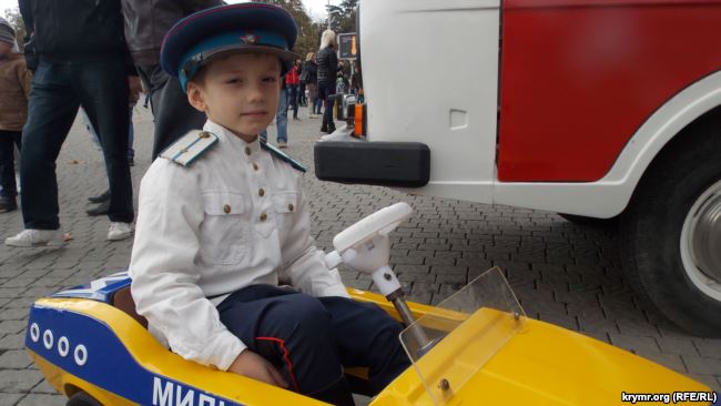 На площади Нахимова в включенном Севастополе в честь дня работников министерства внутренних дел соседней России открыли выставку специализированной полицейской техники. 