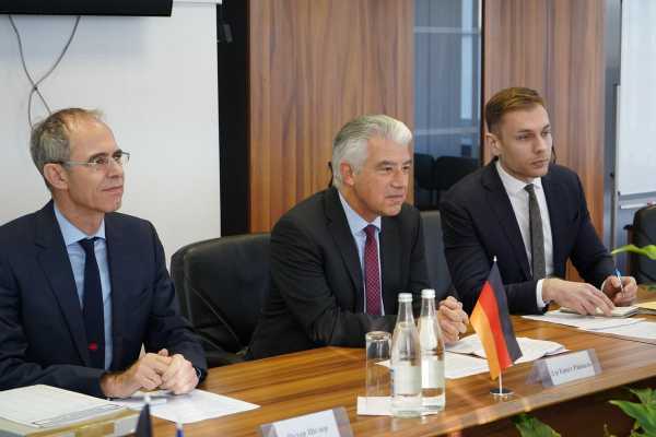 
Посол Германии Эрнст Райхель и министр социальной политики Украины Андрей Рева в среду, 7 ноября, в Киеве подписали немецко-украинское соглашение о социальном обеспечении. 