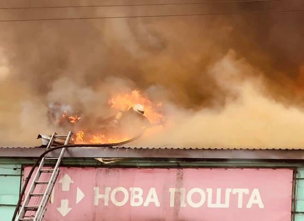 
В Одессе появилась масштабный пожар на Николаевской дороге: горит отделение "Новой почты", мебельный цех и шиномонтаж. 