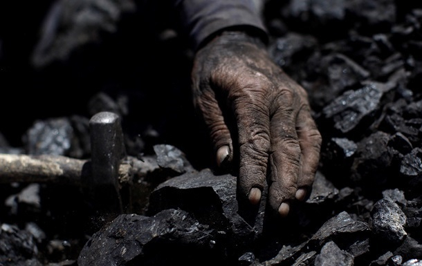 Во время обрушения породы на шахте в Торецке в Донецкой области погиб горняк. 