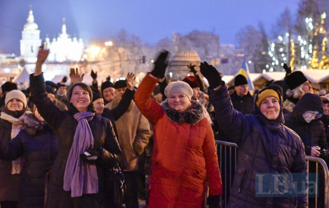 
На Софийскую площадь Киева во время Объединительного собора пришли около 35 тысяч человек. 