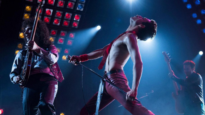
Биографическая драма "Богемная рапсодия" о жизни Фредди Меркьюри, солиста группы Queen, стала самым успешным музыкальным байопиком в истории кино. 