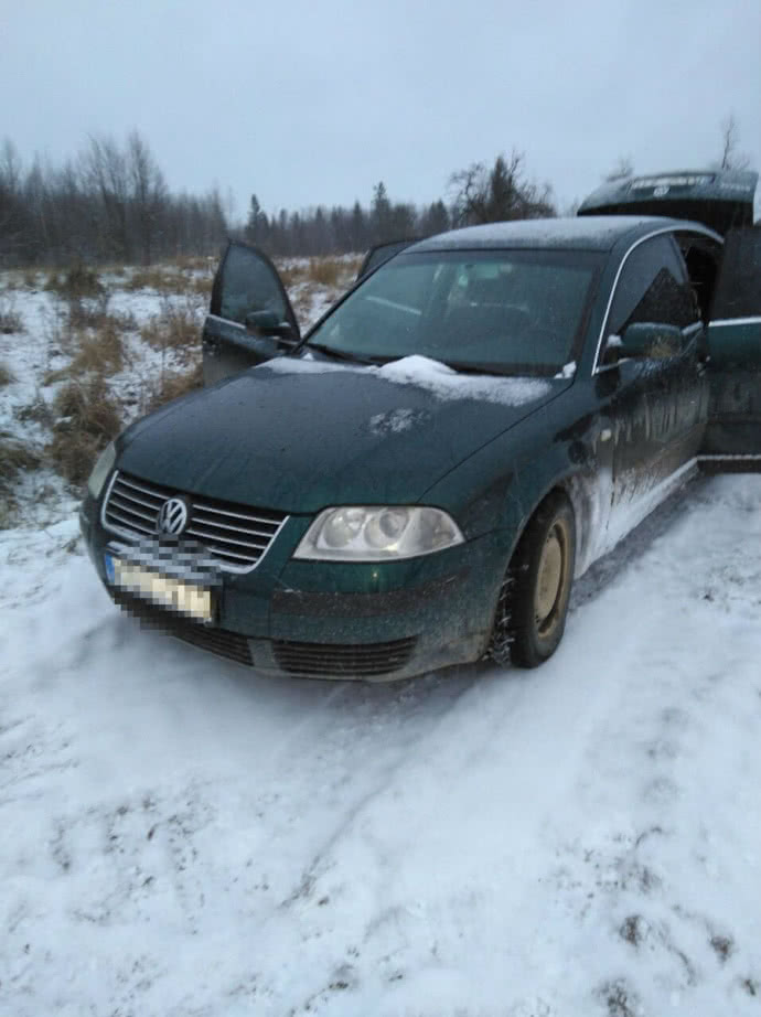 На Буковине пограничники выстрелами остановили автомобиль с контрабандными сигаретами, которое на большой скорости двигалось в сторону границы с Румынией. 