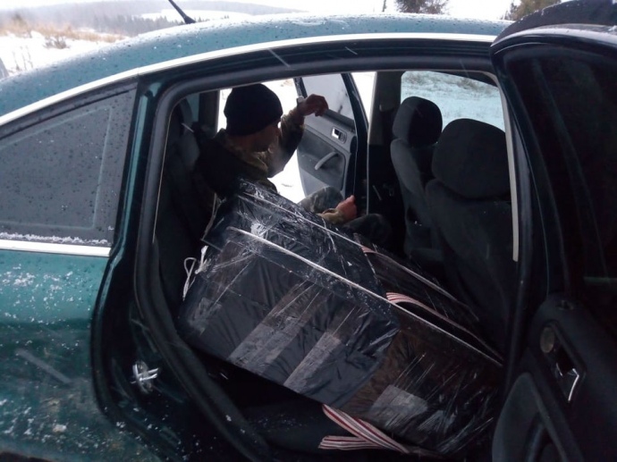 На Буковине пограничники выстрелами остановили автомобиль с контрабандными сигаретами, которое на большой скорости двигалось в сторону границы с Румынией. 