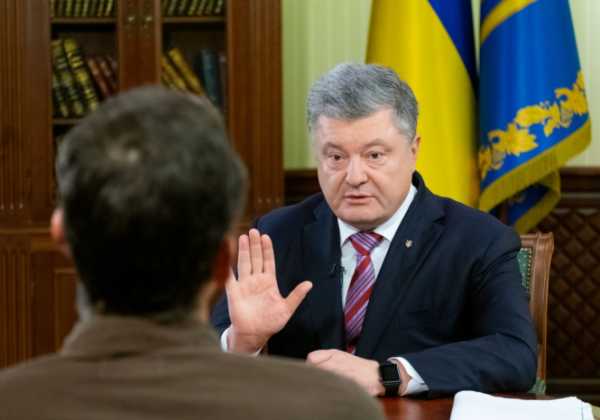 
Президент Украины Петр Порошенко настаивает на уменьшении зарплаты генерального директора ОАО "Укрпочта" Игоря Смелянского. 