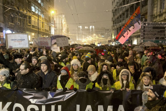 
Тысячи сербов в субботу вышли на улицы Белграда несмотря на снег и холод из-за недовольства правлением президента Вучич и его правительства. 