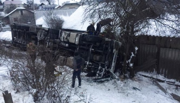 Крупногабаритный грузовой автомобиль с турецкими номерами попал в дорожно-транспортное происшествие в селе Кровинка вблизи райцентра Теребовля на Тернопольщине. 