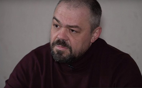 Печерский суд Киева взял под стражу на два месяца без возможности выхода под залог подозреваемого в заказе убийства экс-добровольца Виталия Олешко, известного как "Сармат", Евгения Бродского. 